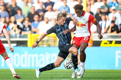 Joane Gadou (rechts, im Salzburger Trikot) ist mit 1,95 Metern ein robuster Innenverteidiger. (Archivbild) Foto: Bruno Fahy/Belg