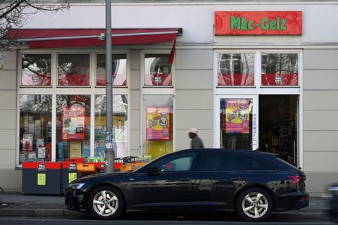 In vielen ostdeutschen Städten gibt es Filialen der Kette Mäc Geiz. Foto: Elisa Schu/dpa