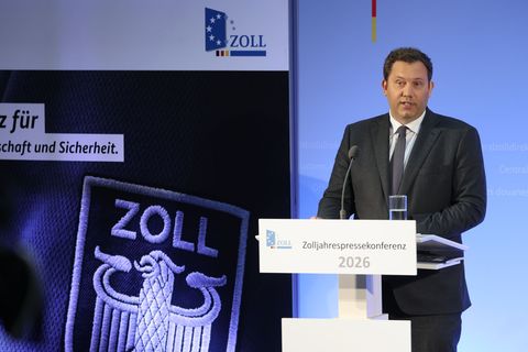 Bundesfinanzminister Klingbeil auf dem Flughafen Leipzig/Halle. Der deutsche Zoll soll gestärkt werden. Foto: Jan Woitas/dpa