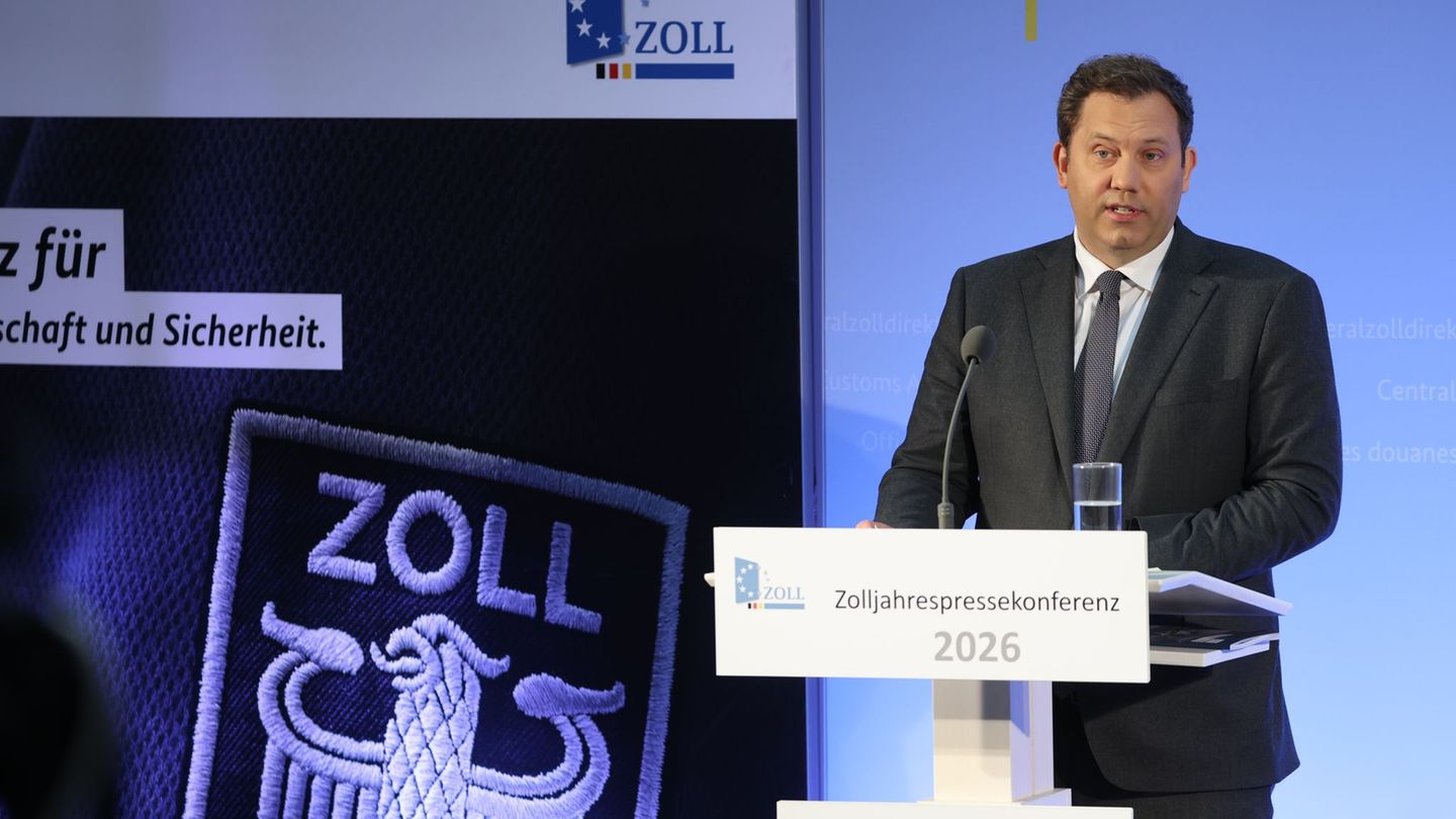Bundesfinanzminister Klingbeil auf dem Flughafen Leipzig/Halle. Der deutsche Zoll soll gestärkt werden. Foto: Jan Woitas/dpa