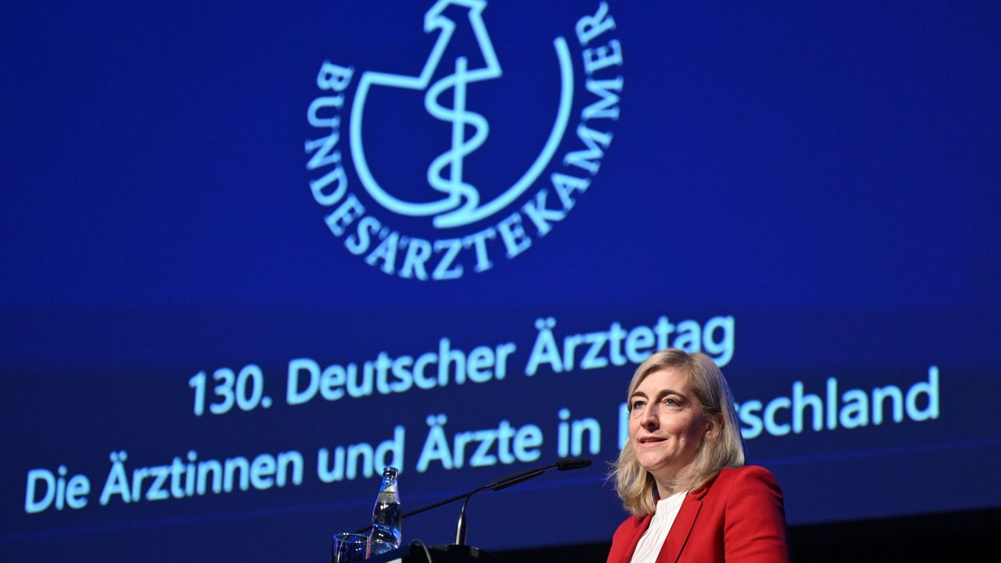Ministerin Warken verteidigte ihr Sparpaket gegen Kritik der Ärzte. Foto: Julian Stratenschulte/dpa