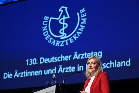 Ministerin Warken verteidigte ihr Sparpaket gegen Kritik der Ärzte. Foto: Julian Stratenschulte/dpa