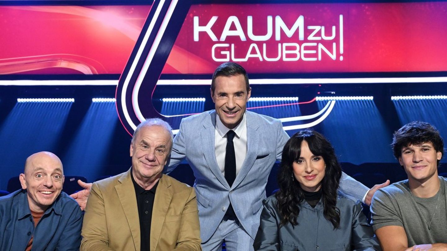 Kai Pflaume (M.) präsentiert bald neue Ausgaben von "Kaum zu glauben". Am Ratepult sitzen dann wieder Bernhard Hoëcker (v.l.),
