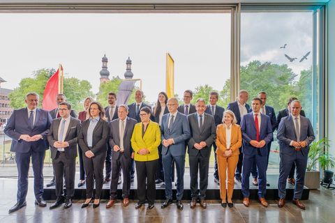 Die Personalriege der Union für die erste große Koalition in Rheinland-Pfalz - inklusive Behördenchefs. Foto: Andreas Arnold/dpa