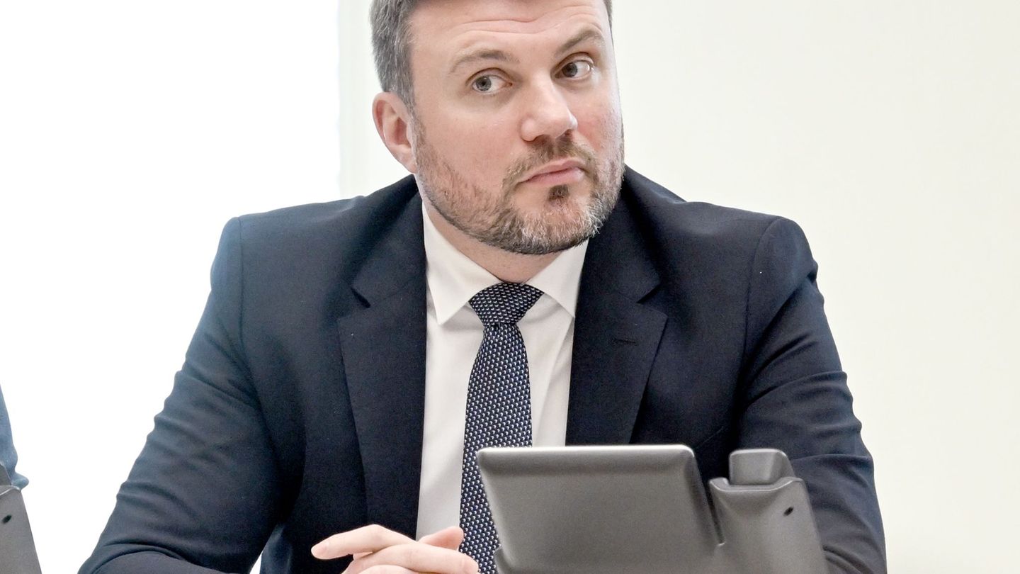 Brandenburgs Finanzminister Daniel Keller (SPD) setzt für die kommenden Jahre angesichts von Unsicherheiten auf eine vorausschau