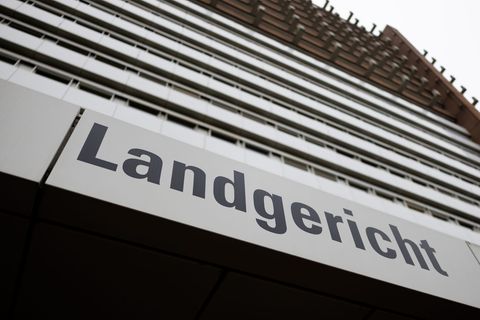 Vor dem Landgericht Köln hat ein Prozess gegen eine Mutter und eine Tochter begonnen, die einen Mord an dem Mann der Tochter gep