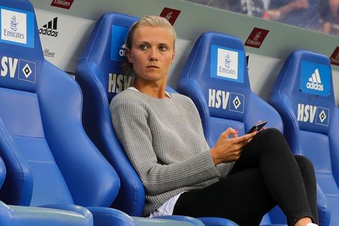 Im Jahr 2018 sitzt Kathleen Turner als Teammangerin der Bayern bei einem Testspiel gegen den HSV auf der Bank im Volkspark