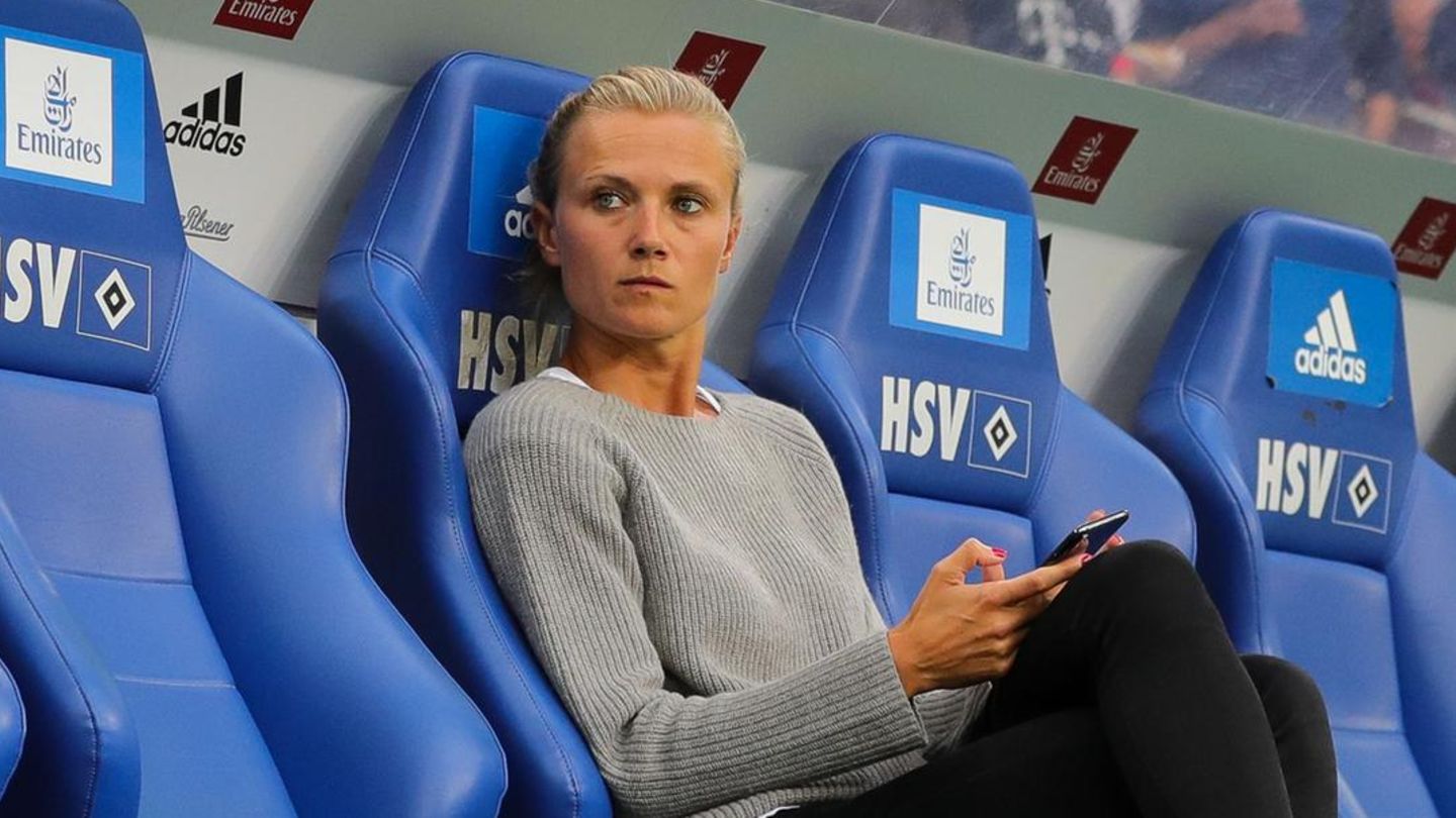Im Jahr 2018 sitzt Kathleen Turner als Teammangerin der Bayern bei einem Testspiel gegen den HSV auf der Bank im Volkspark