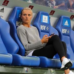 Im Jahr 2018 sitzt Kathleen Turner als Teammangerin der Bayern bei einem Testspiel gegen den HSV auf der Bank im Volkspark