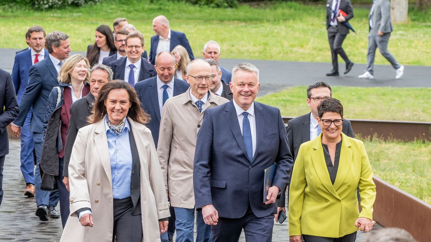 Der designierte Ministerpräsident Gordon Schnieder und sein CDU-Team auf dem Weg zur Vorstellung. Foto: Andreas Arnold/dpa