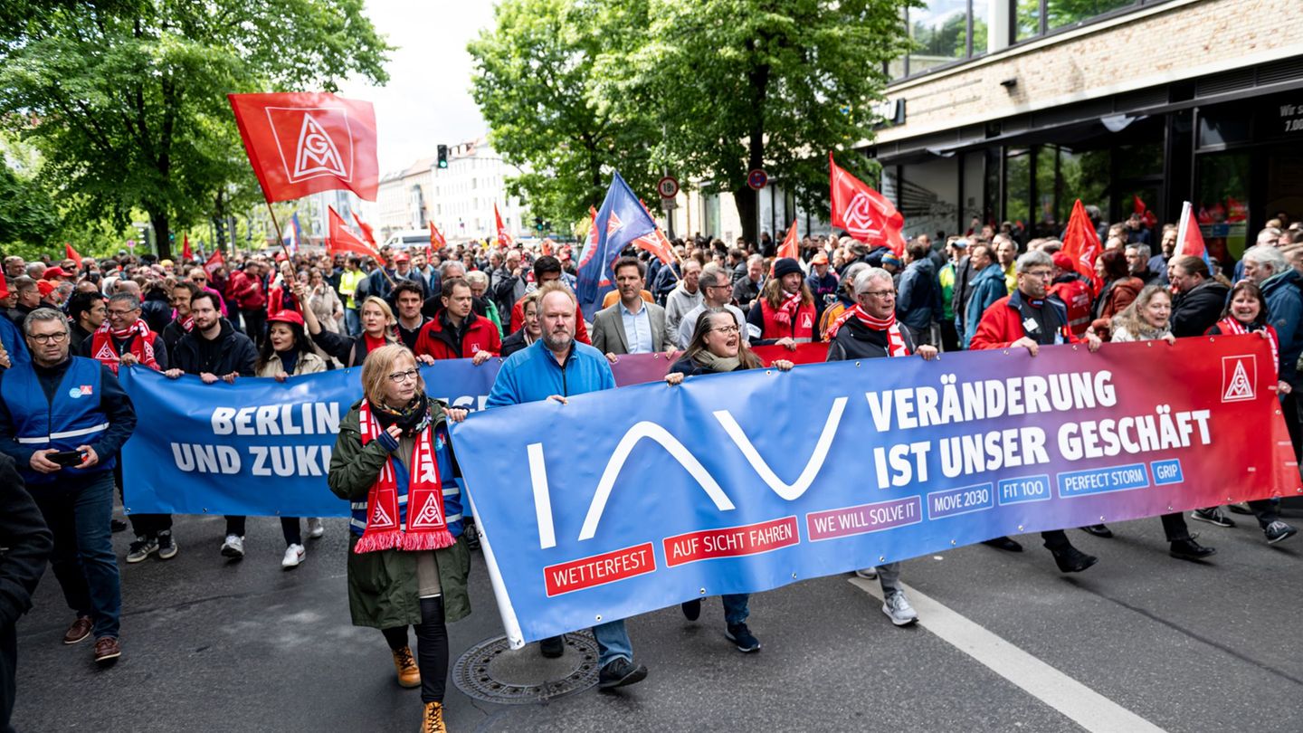 Beschäftigte des Automobil-Entwicklungsdienstleisters IAV sind auf die Straße gegangen, um gegen die Pläne des Unternehmens zu p