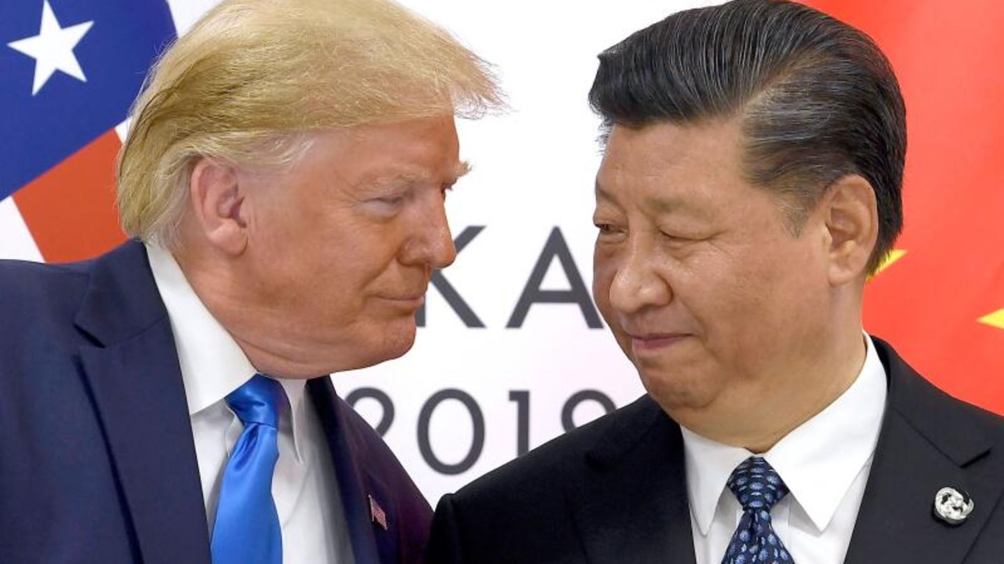 „China Virus“  Während der Corona-Pandemie bezeichnete Donald Trump das Coronavirus als „China Virus“. Dafür wurde ihm Rassismus vorgeworfen.