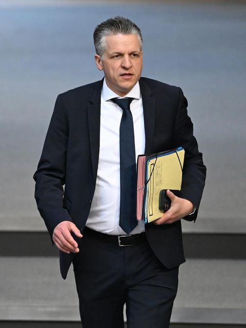 Kanzleramtschef Thorsten Frei im Anzug, er trägt eine Aktenmappe unter dem Arm