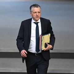 Kanzleramtschef Thorsten Frei im Anzug, er trägt eine Aktenmappe unter dem Arm