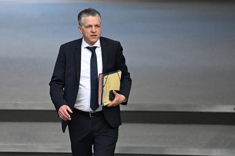 Kanzleramtschef Thorsten Frei im Anzug, er trägt eine Aktenmappe unter dem Arm