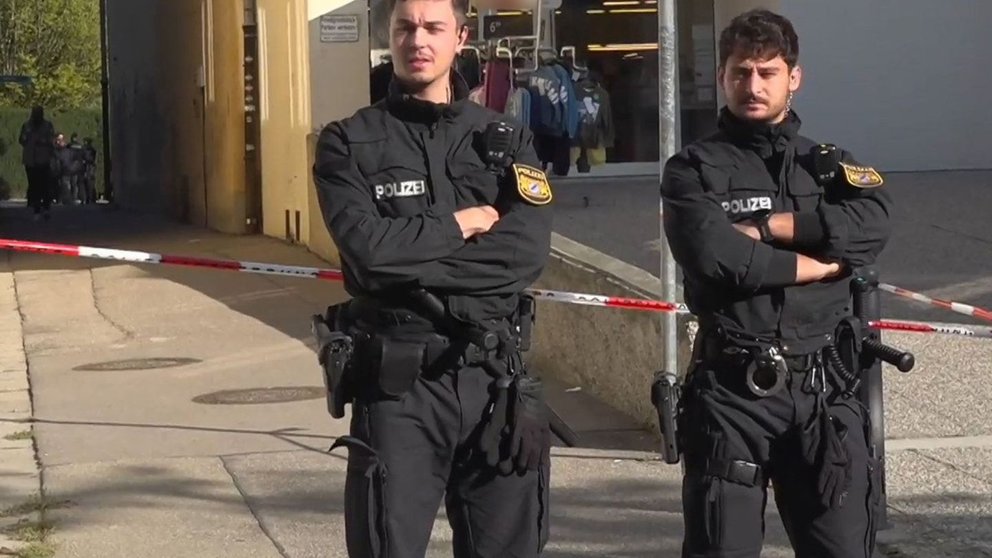 Nach der Gewalttat auf dem Pausenhof sperrte die Polizei die Schule ab. (Archivbild) Foto: Jason Tschepljakow/dpa