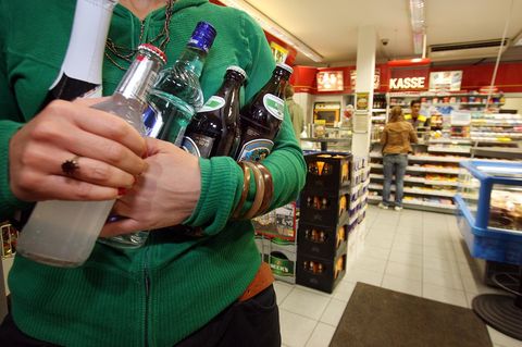 Eine Tankstellenbesucherin kauft Alkohol in einer Tankstelle