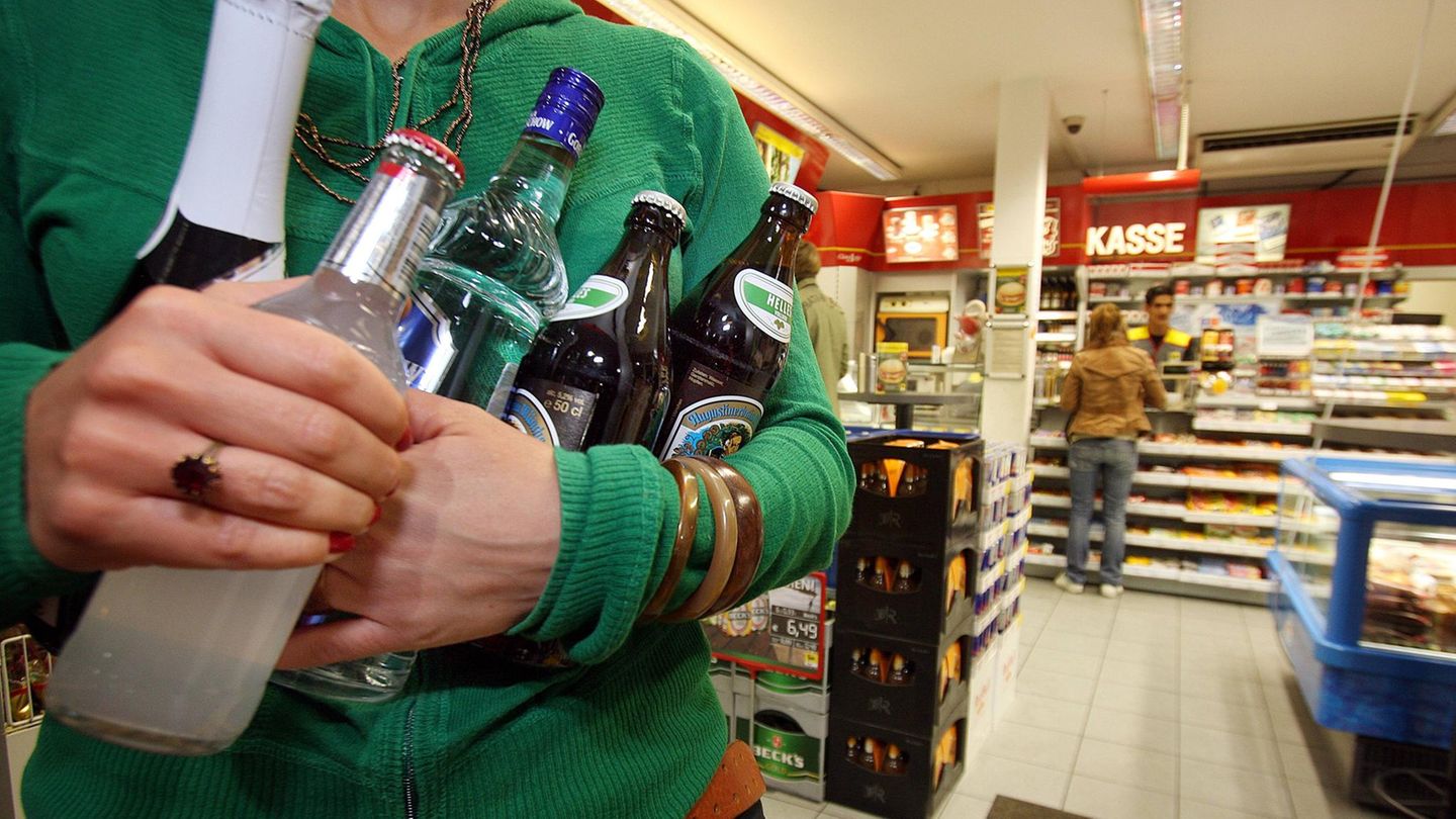 Eine Tankstellenbesucherin kauft Alkohol in einer Tankstelle