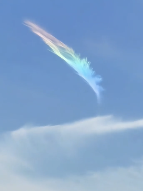 Extrem seltene „Regenbogen-Wolke“ zieht alle Blicke auf sich