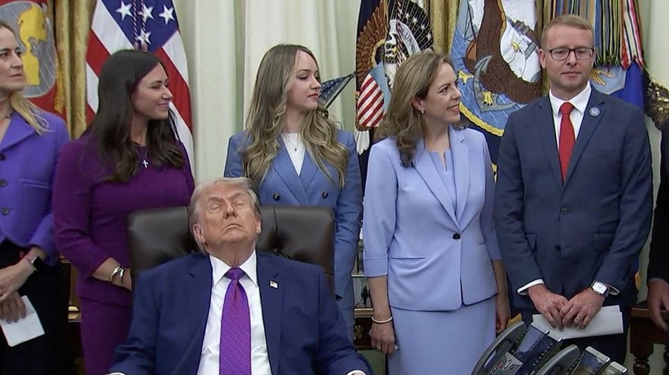 Trump scheint bei Meeting einzunicken