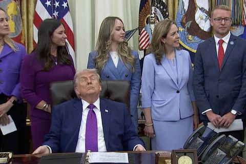 Trump scheint bei Meeting einzunicken