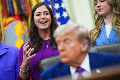 Trump scheint bei Meeting einzunicken