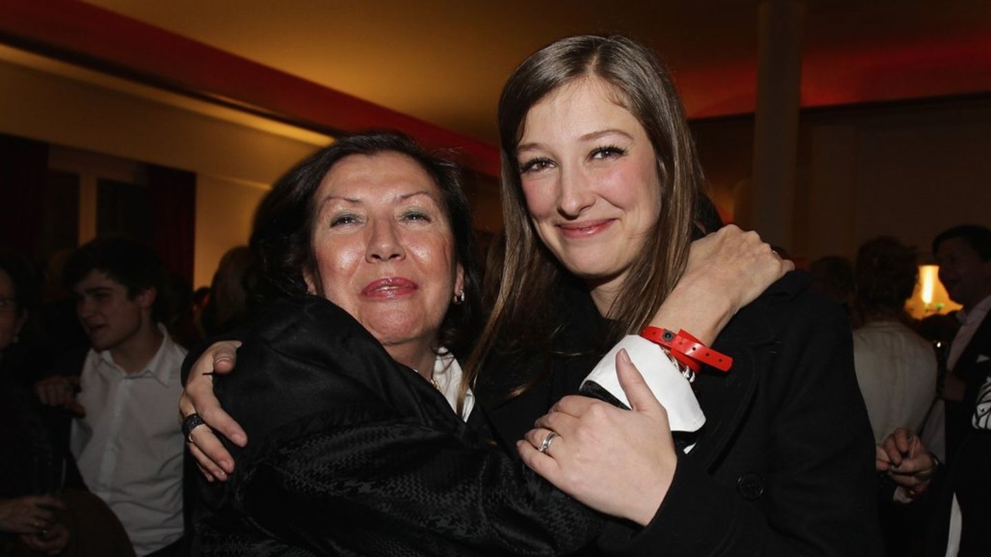 Alexandra Maria Lara (r.) mit ihrer Mutter Doina Platareanu auf einer Veranstaltung in Berlin im Jahr 2010.