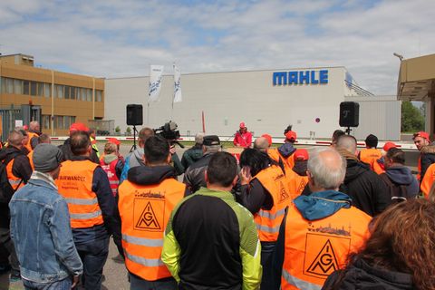 Die IG Metall hat aktuell zum 24-stündigen Warnstreik in Neustadt aufgerufen. (Handout) Foto: Andreas Schmal/IG Metall/dpa