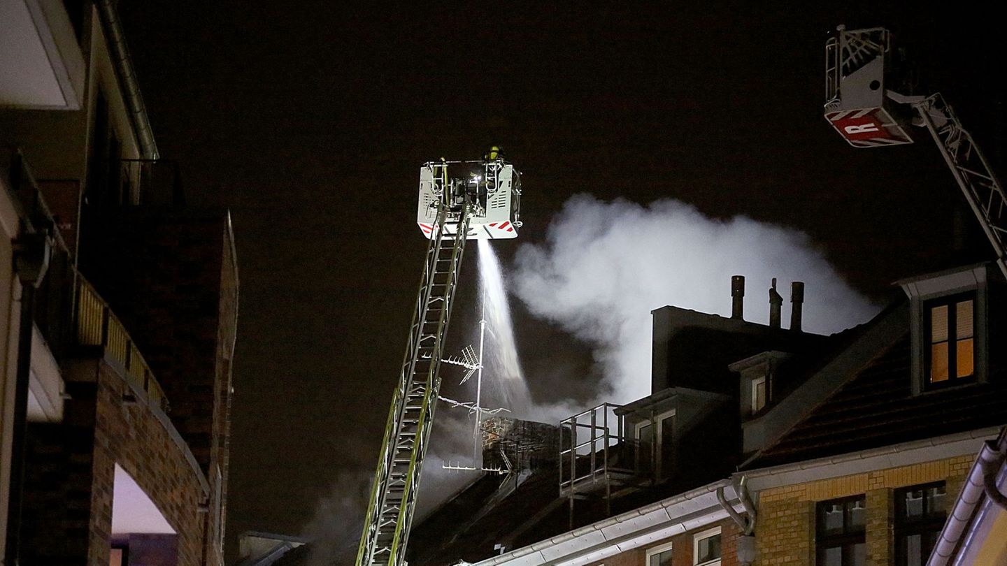 Im Oktober 2018 forderte ein Brand in Köln zwei Todesopfer. (Archivbild) Foto: Oliver Berg/dpa