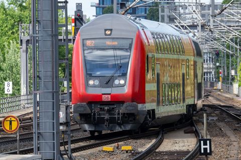Das 9-Euro-Ticket galt 2022 unter anderem für Regionalzüge, S-Bahnen und U-Bahnen. (Archivbild) Foto: Soeren Stache/dpa
