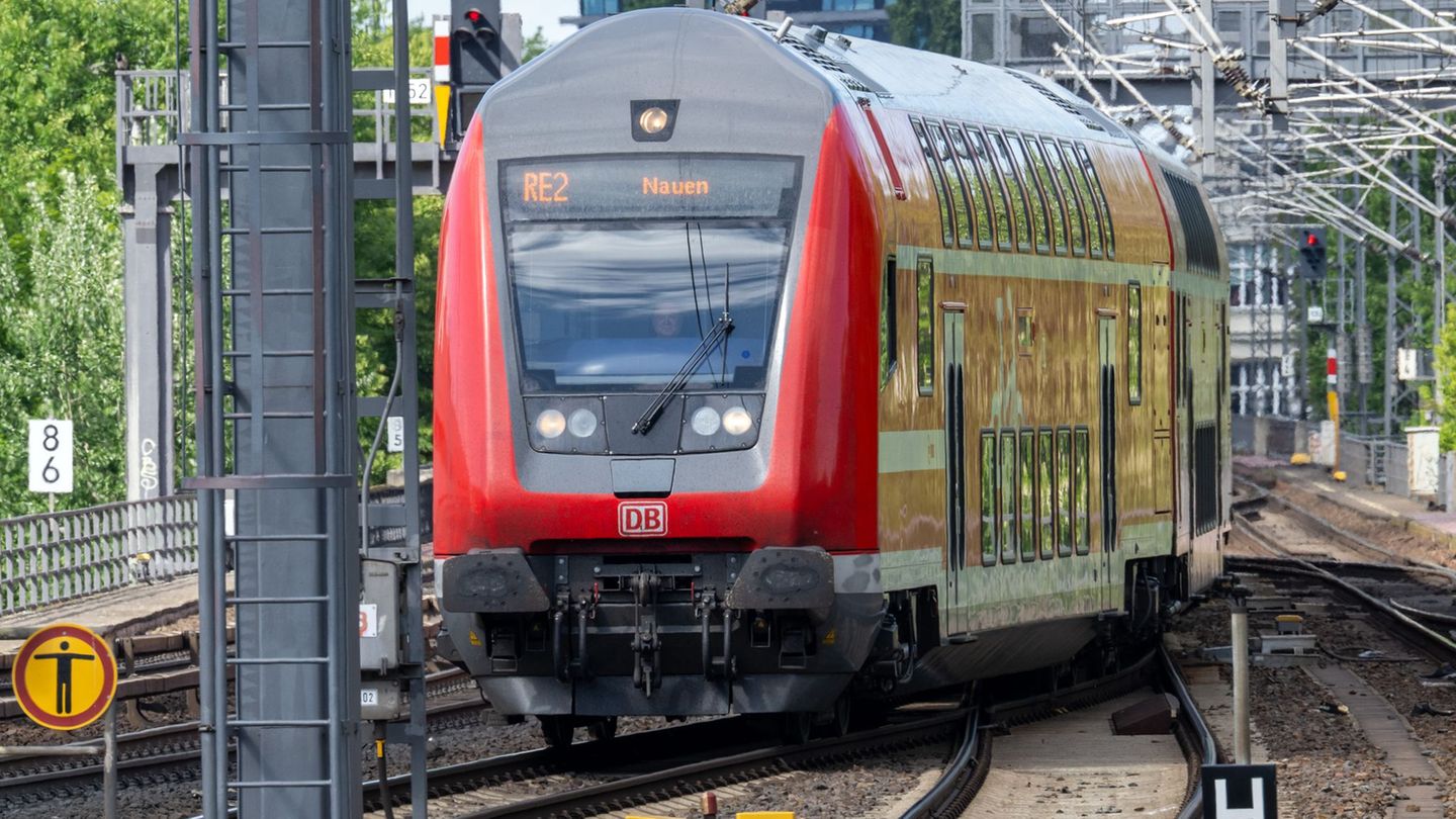 Das 9-Euro-Ticket galt 2022 unter anderem für Regionalzüge, S-Bahnen und U-Bahnen. (Archivbild) Foto: Soeren Stache/dpa