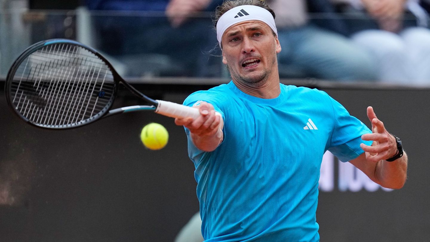 Nach sehr gutem Start verliert Alexander Zverev sein Achtelfinale beim Turnier in Rom. Foto: Alessandra Tarantino/AP/dpa