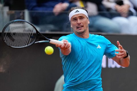 Nach sehr gutem Start verliert Alexander Zverev sein Achtelfinale beim Turnier in Rom. Foto: Alessandra Tarantino/AP/dpa