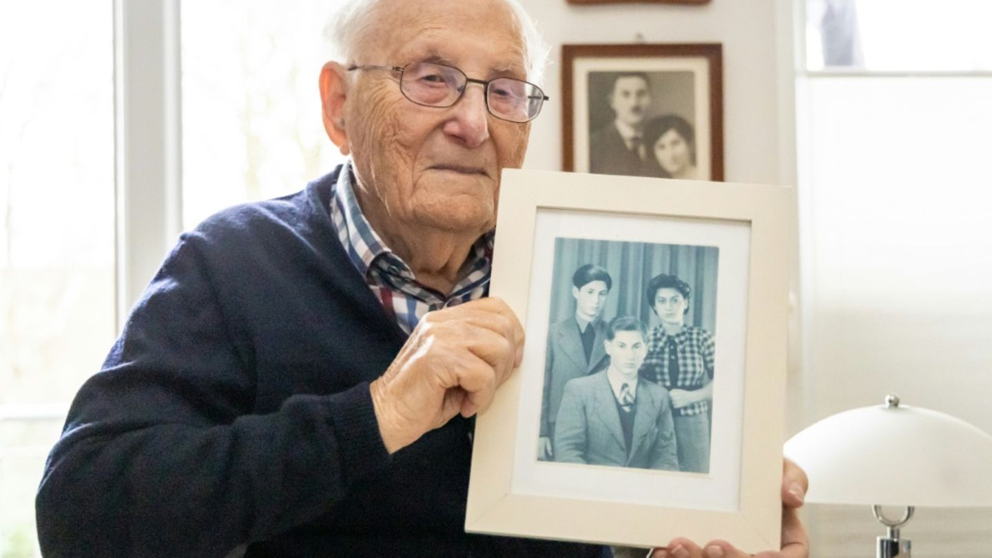 Albrecht Weinberg 2024 mit Familienfotos