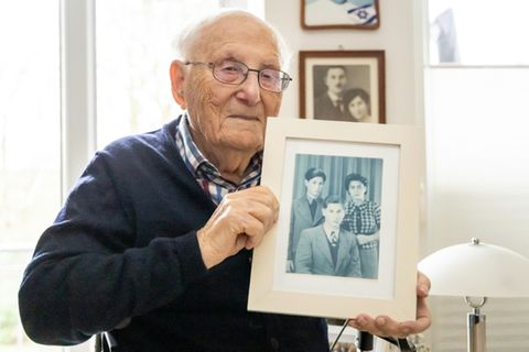 Albrecht Weinberg 2024 mit Familienfotos