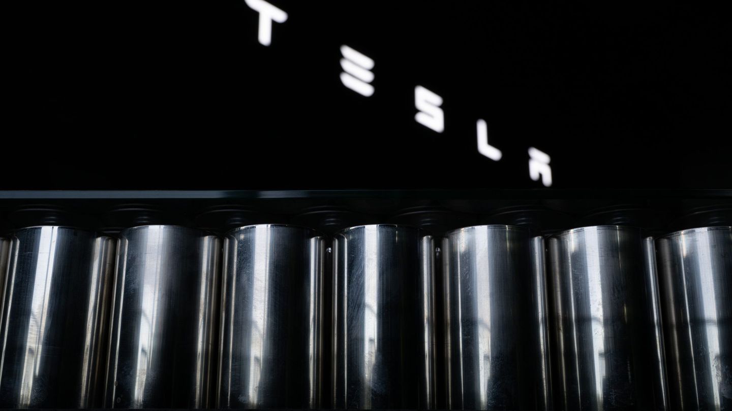 Der US-Elektroautobauer Tesla will Millionen für die Batteriezellfertigung in Grünheide investieren. (Archivbild) Foto: Sebastia