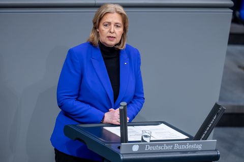 Unbekannte haben eine Parole an das Wahlkreisbüro von Arbeitsministerin Bärbel Bas (SPD) gesprüht. (Archivbild) Foto: Michael Ka