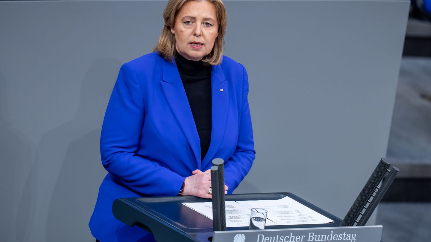 Unbekannte haben eine Parole an das Wahlkreisbüro von Arbeitsministerin Bärbel Bas (SPD) gesprüht. (Archivbild) Foto: Michael Ka
