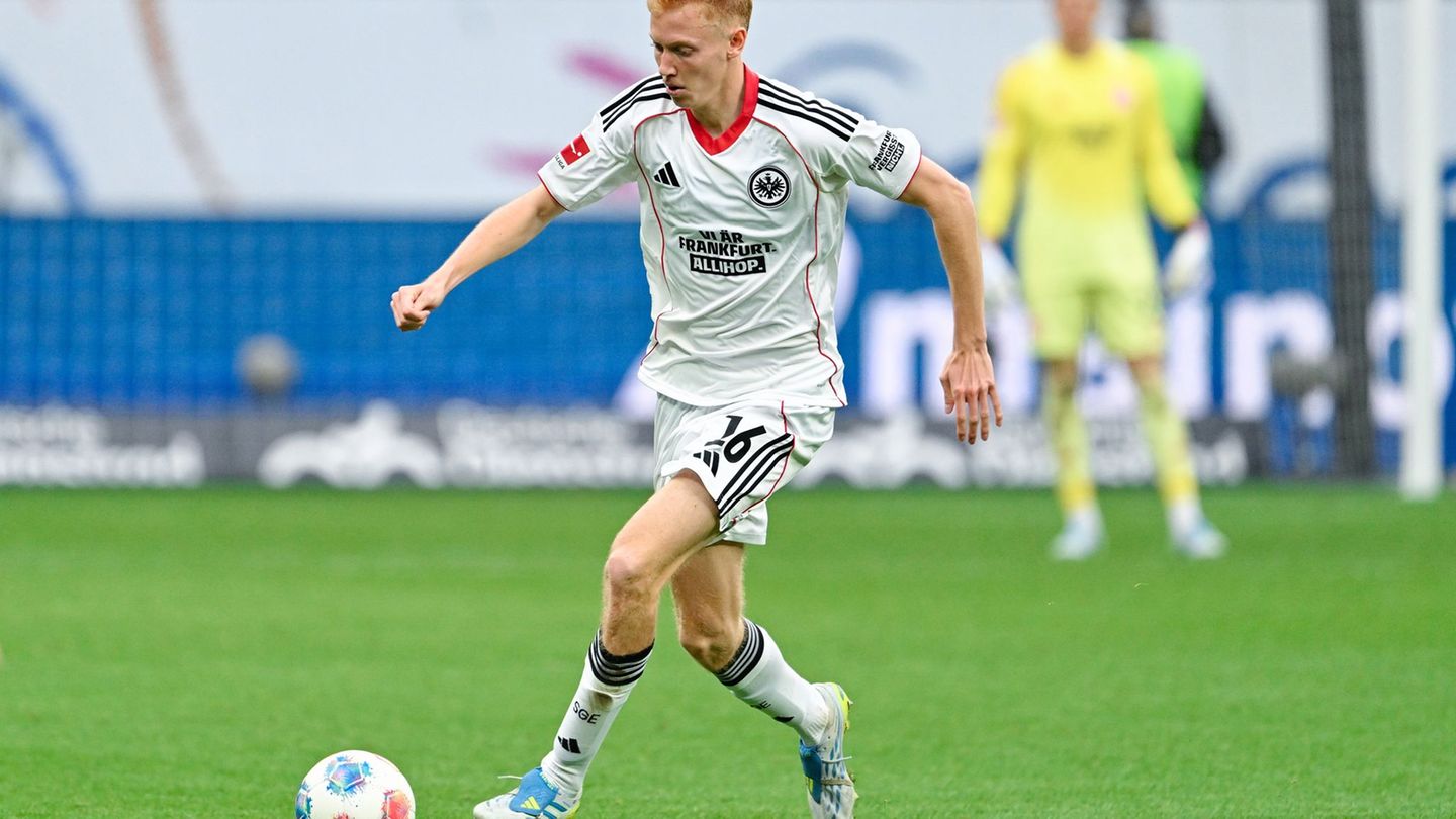 Eintrachts Hugo Larsson fehlt im schwedischen Aufgebot für die Fußball-WM. (Archivbild) Foto: Uwe Anspach/dpa