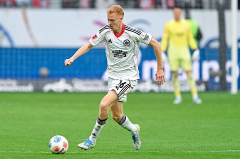 Eintrachts Hugo Larsson fehlt im schwedischen Aufgebot für die Fußball-WM. (Archivbild) Foto: Uwe Anspach/dpa