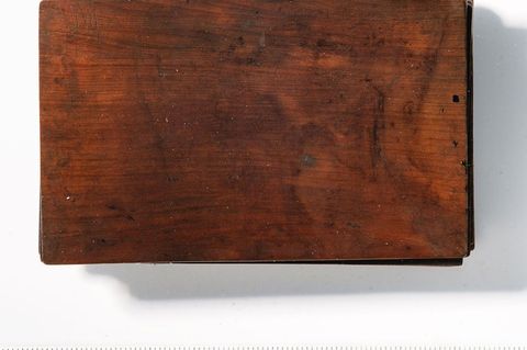 Dieses mehrere Jahrhunderte alte Notizbuch fanden Archäologen in Paderborn. Foto: Stefan Brentführer/LWL/dpa