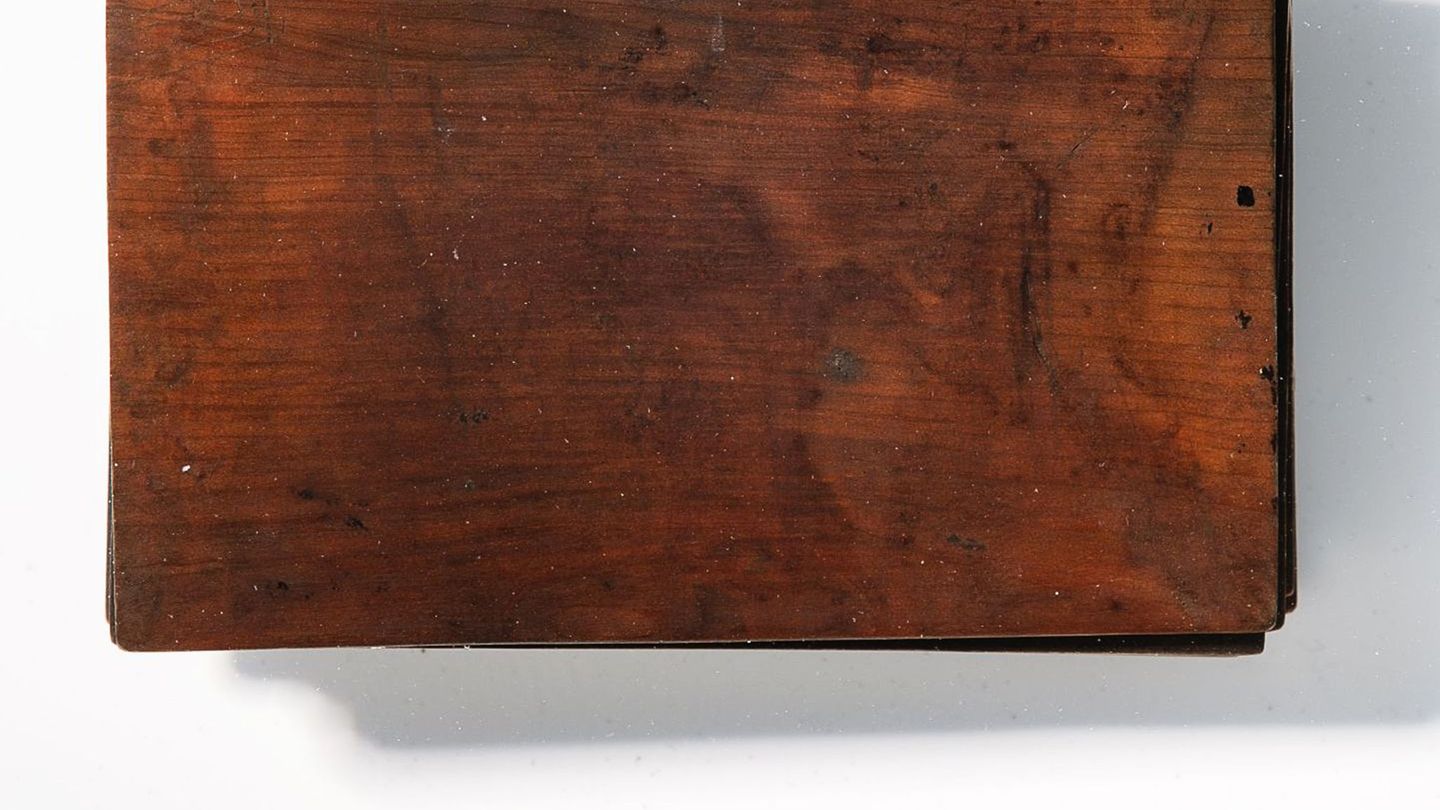 Dieses mehrere Jahrhunderte alte Notizbuch fanden Archäologen in Paderborn. Foto: Stefan Brentführer/LWL/dpa
