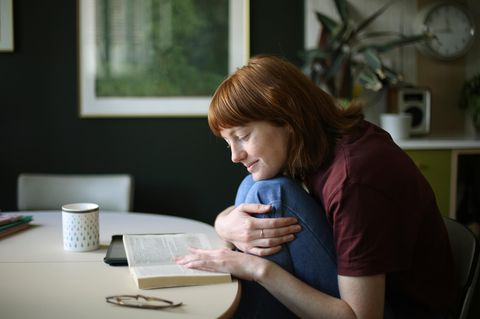 Altern: Frau liest ein Buch