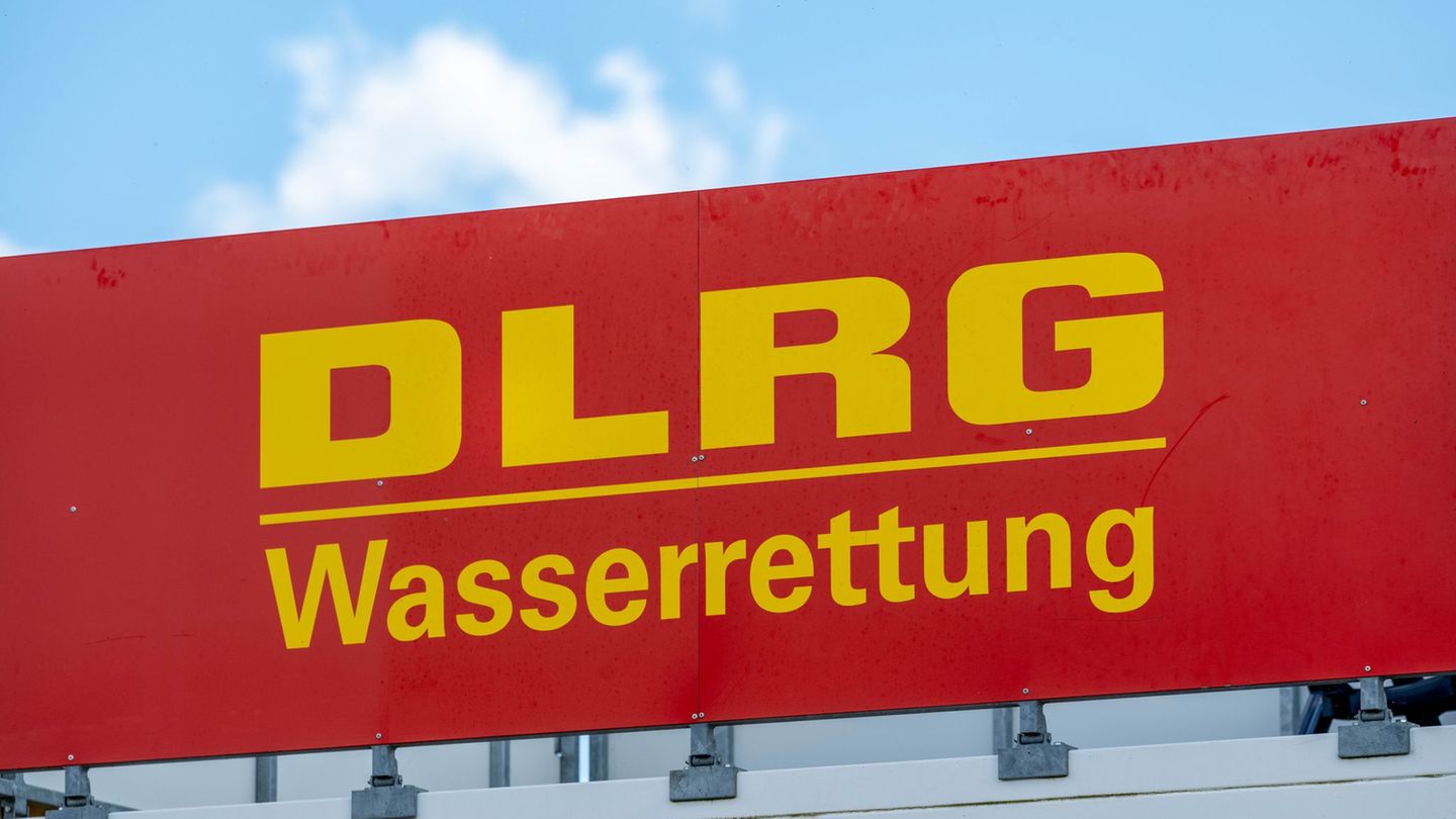 DLRG-Rettungsschwimmer haben im vergangenen Jahr über 1.000 Menschen das Leben gerettet. (Symbolbild) Foto: Stefan Sauer/dpa