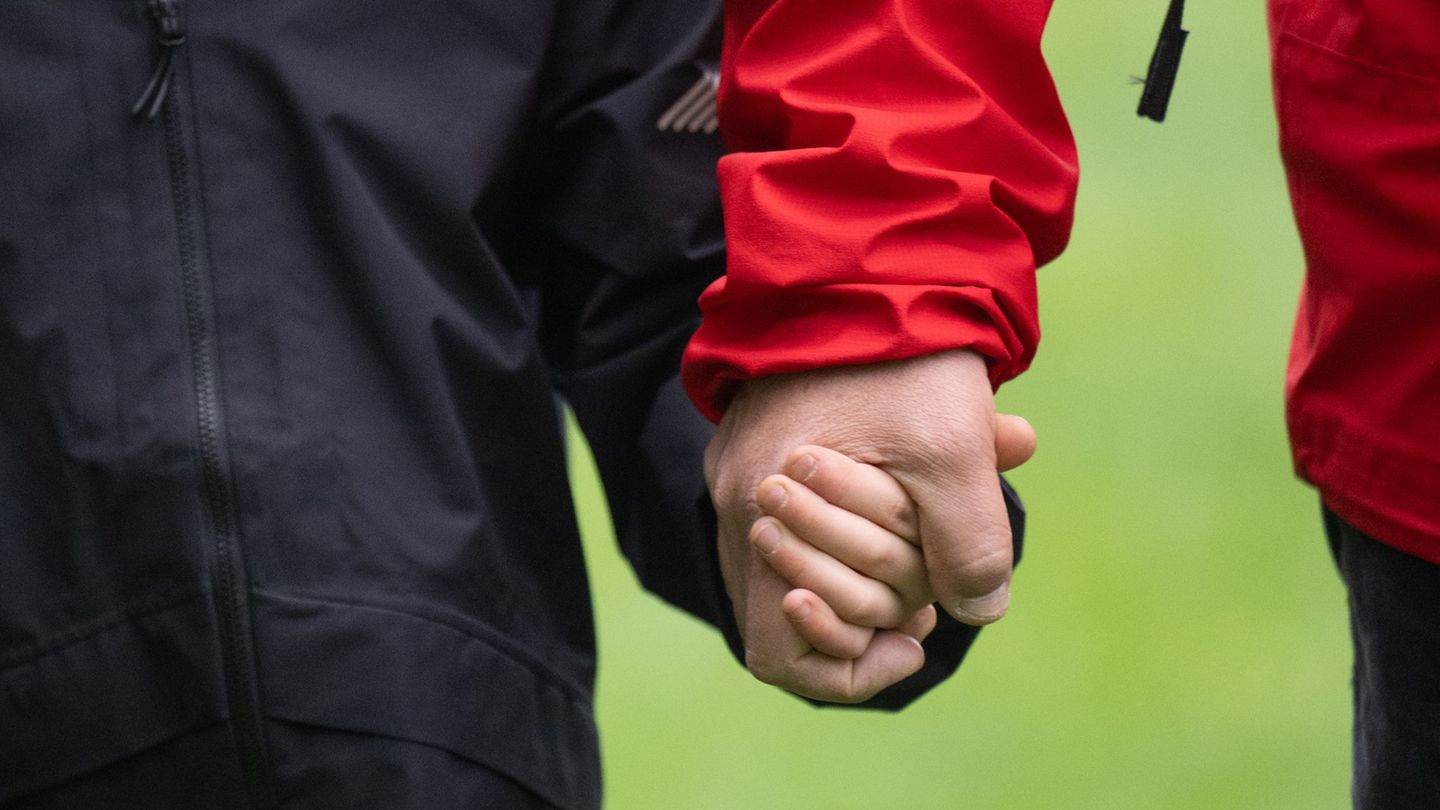 Die meisten Väter arbeiten Vollzeit. (Symbolbild) Foto: Hendrik Schmidt/dpa