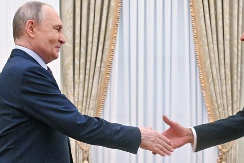 Putin: Mit wem schüttelt er Hände für einen Frieden in der Ukraine?