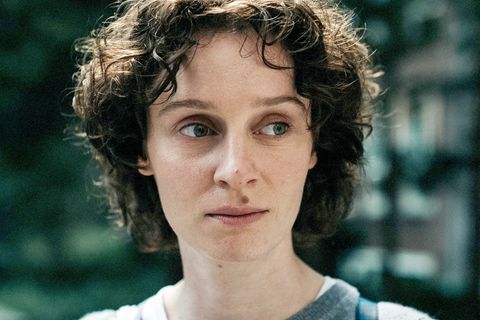 Etty (Julia Windischbauer) lebt in Amsterdam und will Schriftstellerin werden. Allerdings macht die Nazi-Diktatur das Leben der hochtalentierten jungen Jüdin immer schwieriger. Serienschöpfer Hagai Levi ("BeTipul", "The Affair") verlegte die wahre Geschichte der Etty Hillesum in die Gegenwart. Ein verstörender, aber genialer Schachzug.
