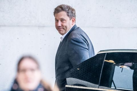 Bundesfinanzminister Lars Klingbeil, SPD, kommt zu den Beratungen im Koalitionsausschuss am Bundeskanzleramt an