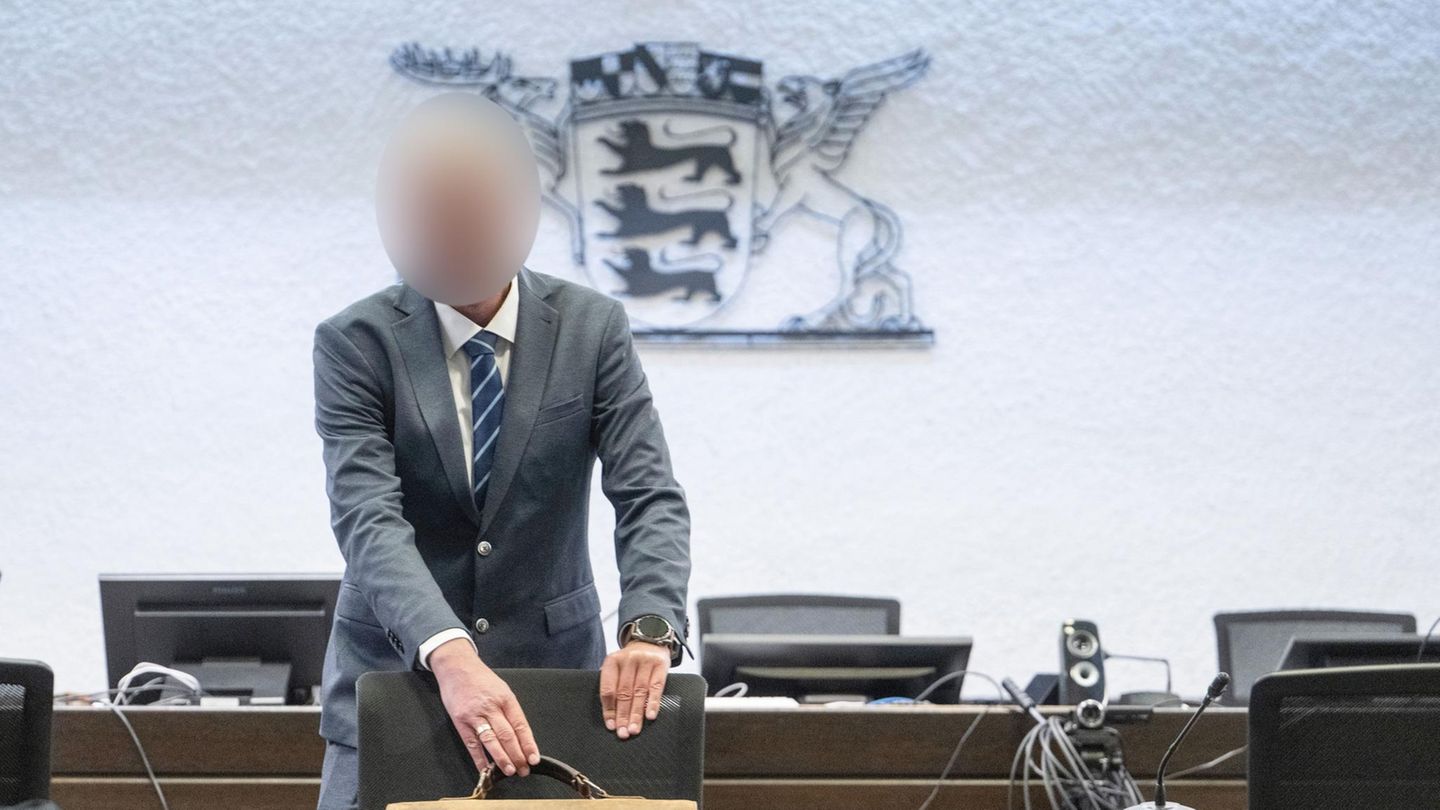 Der Ex-Polizeiinspekteur Andreas R. steht beim Prozessauftakt in einem Saal des Stuttgarter Landgerichts