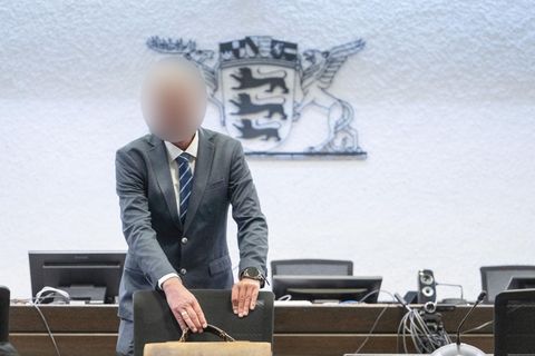 Der Ex-Polizeiinspekteur Andreas R. steht beim Prozessauftakt in einem Saal des Stuttgarter Landgerichts